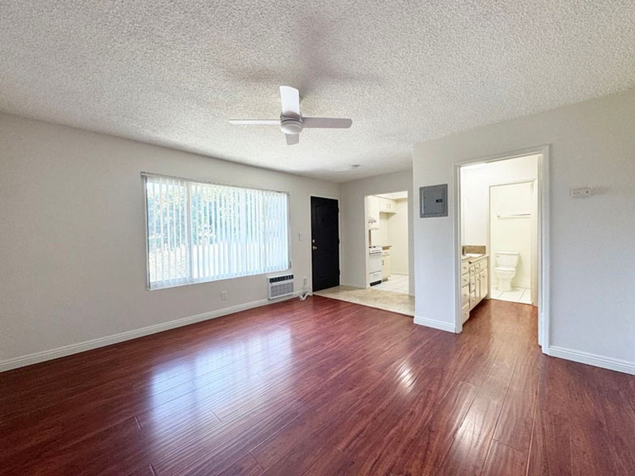 128Chap - Photo 2 of 34