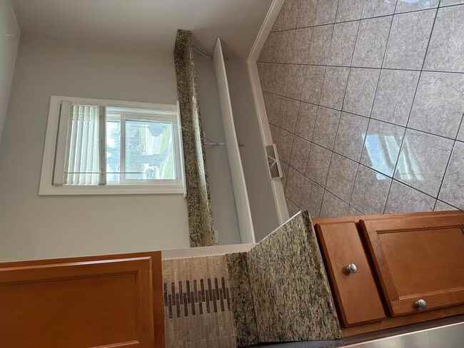 7314 S Oak St - Photo 2 of 4