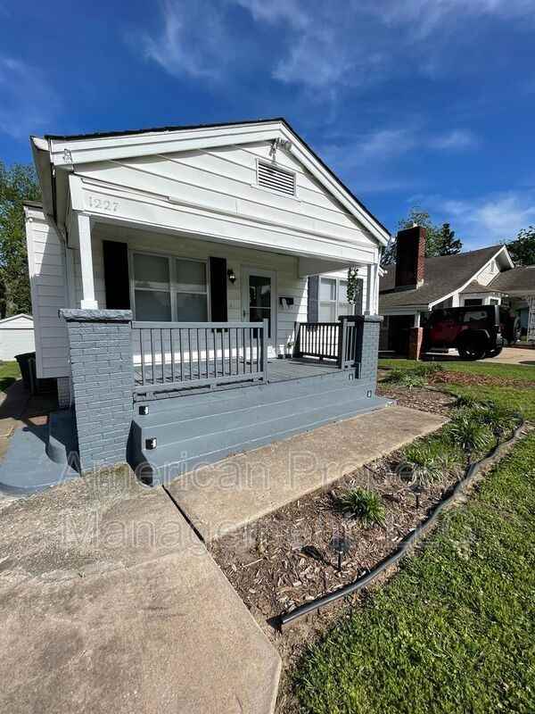 1227 S College Ave - Photo 3 of 39