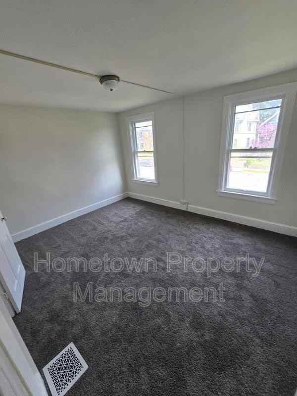 548 Nelson St - Photo 5 of 7