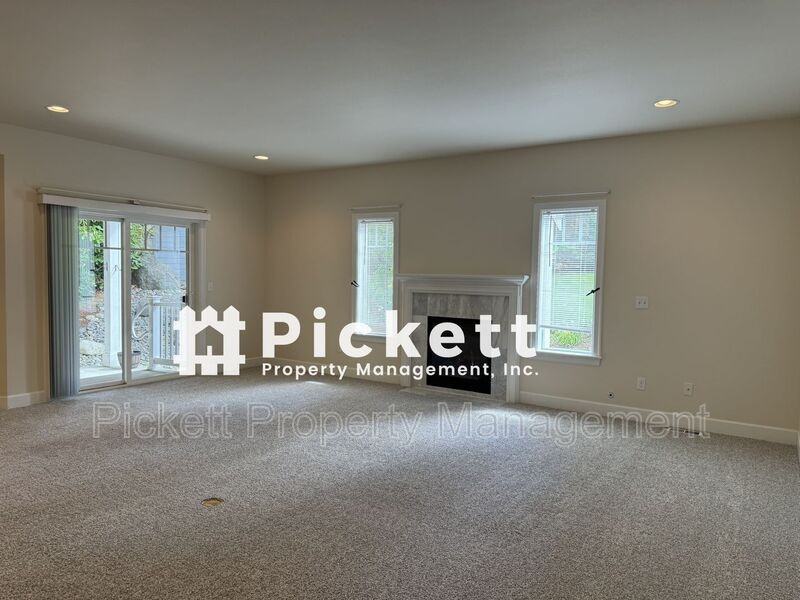 1627 Lucero Pl E - Photo 7 of 22