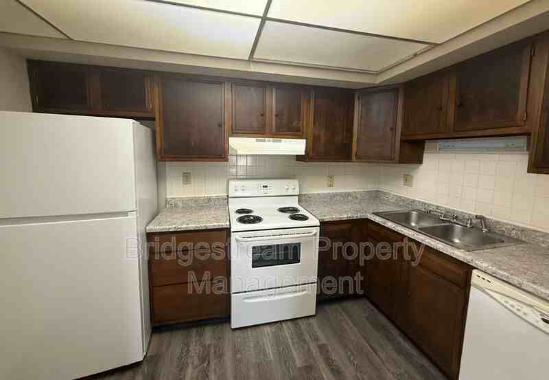 481 N Broadway St #8 - Photo 5 of 7