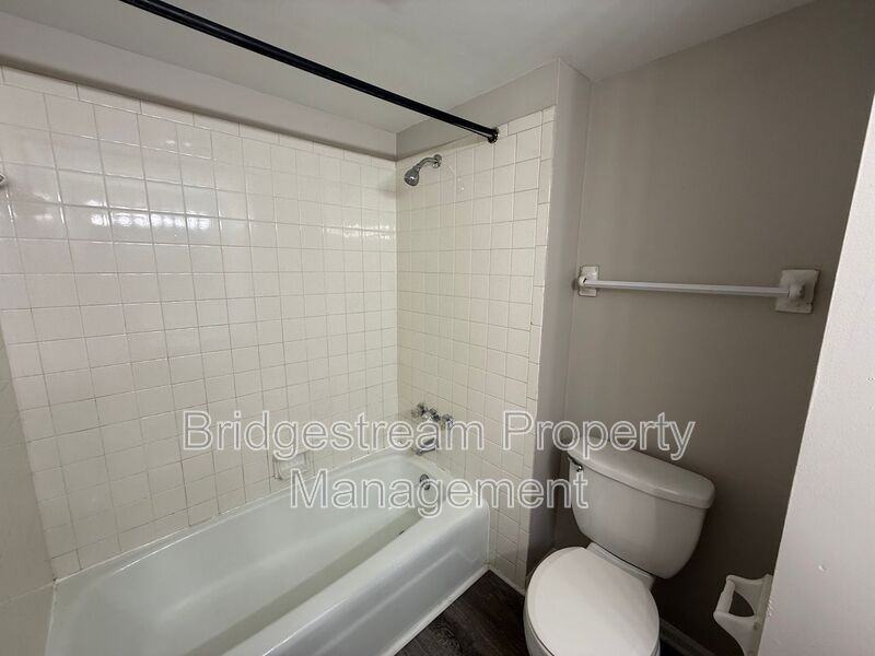 481 N Broadway St #8 - Photo 6 of 7