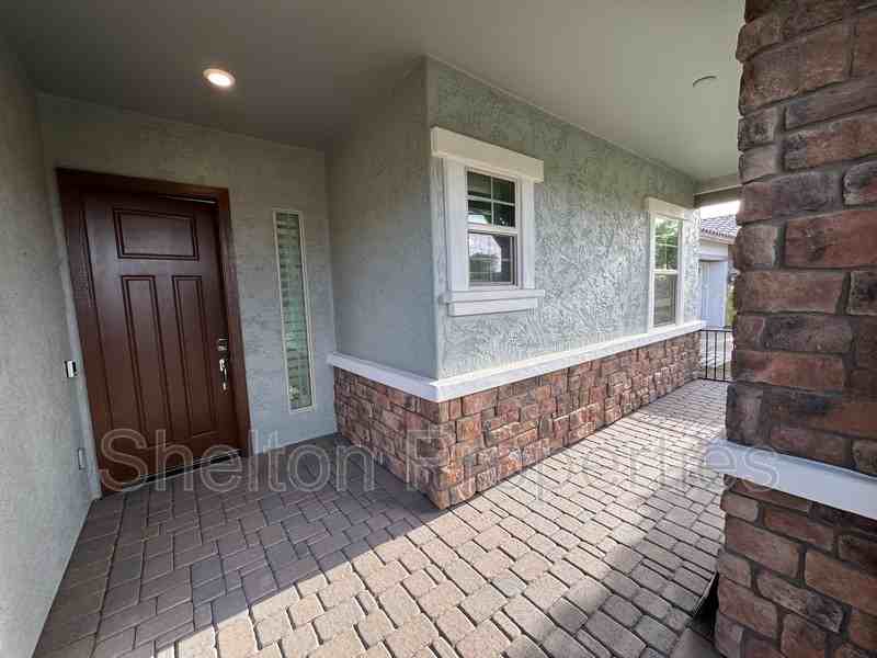 20614 W Hillcrest Blvd - Photo 3 of 18