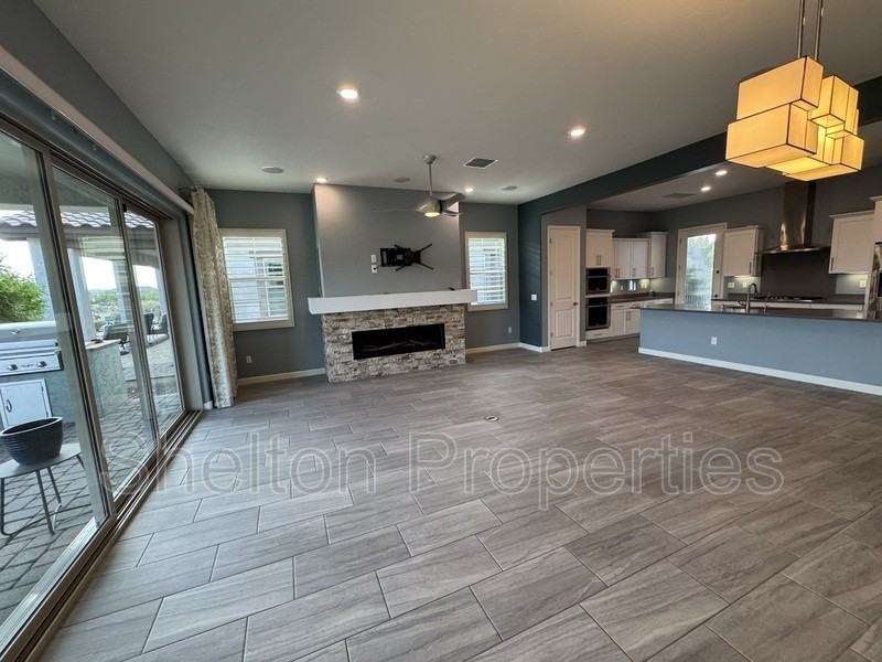 20614 W Hillcrest Blvd - Photo 7 of 18