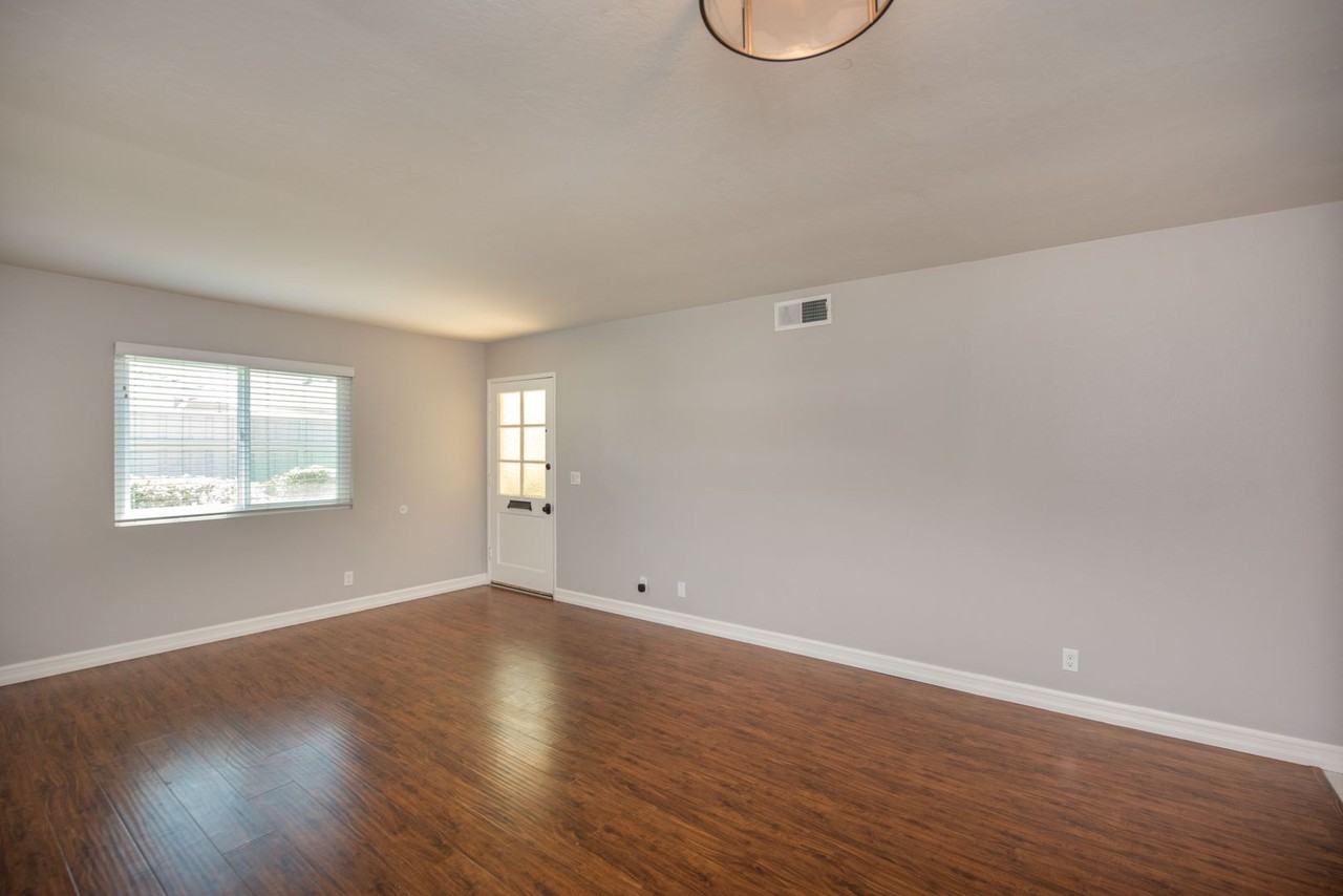 21142 Chesterbrook Ln - Photo 3 of 33