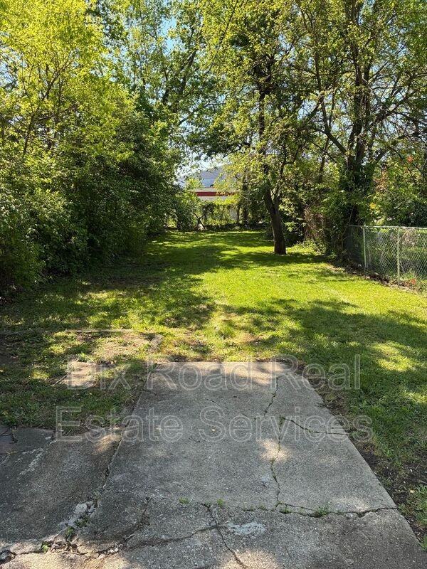 2240 Lakeview Ave - Photo 4 of 17