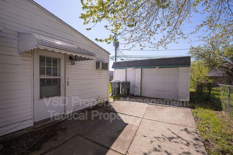 374 East Blvd - Photo 3 of 30