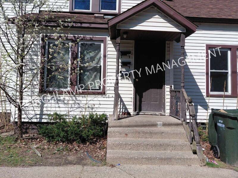 216 W Grand Ave #B - Photo 2 of 10