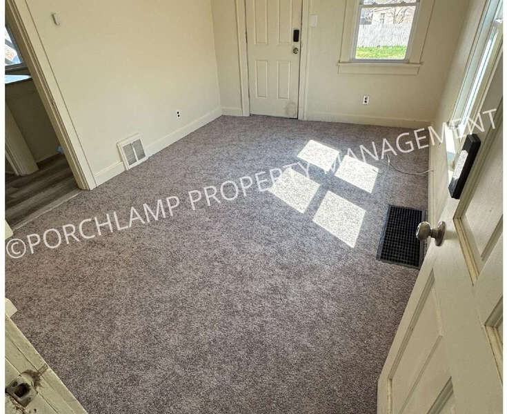 216 W Grand Ave #B - Photo 3 of 10