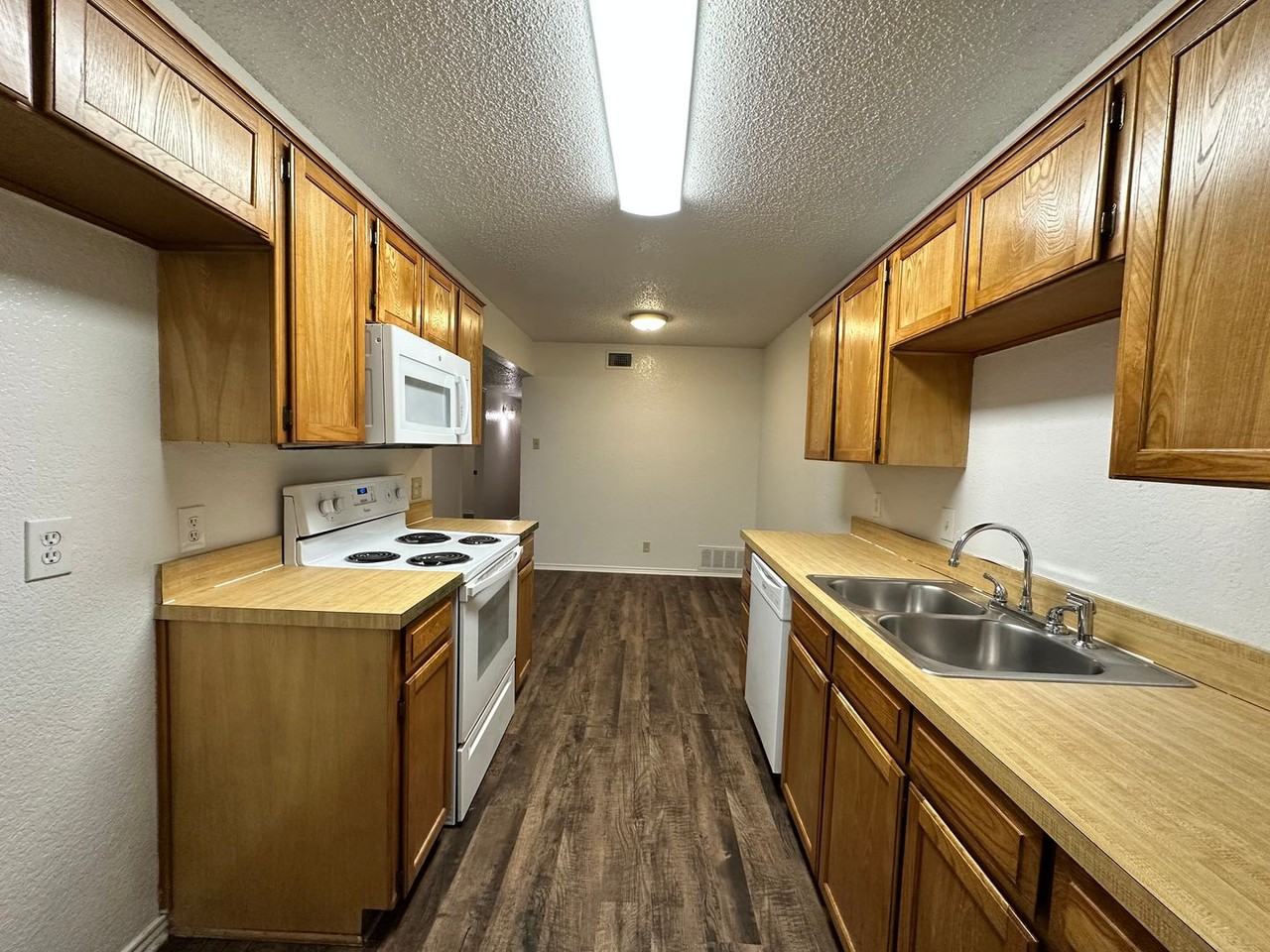 833 White Rock St - Photo 4 of 7