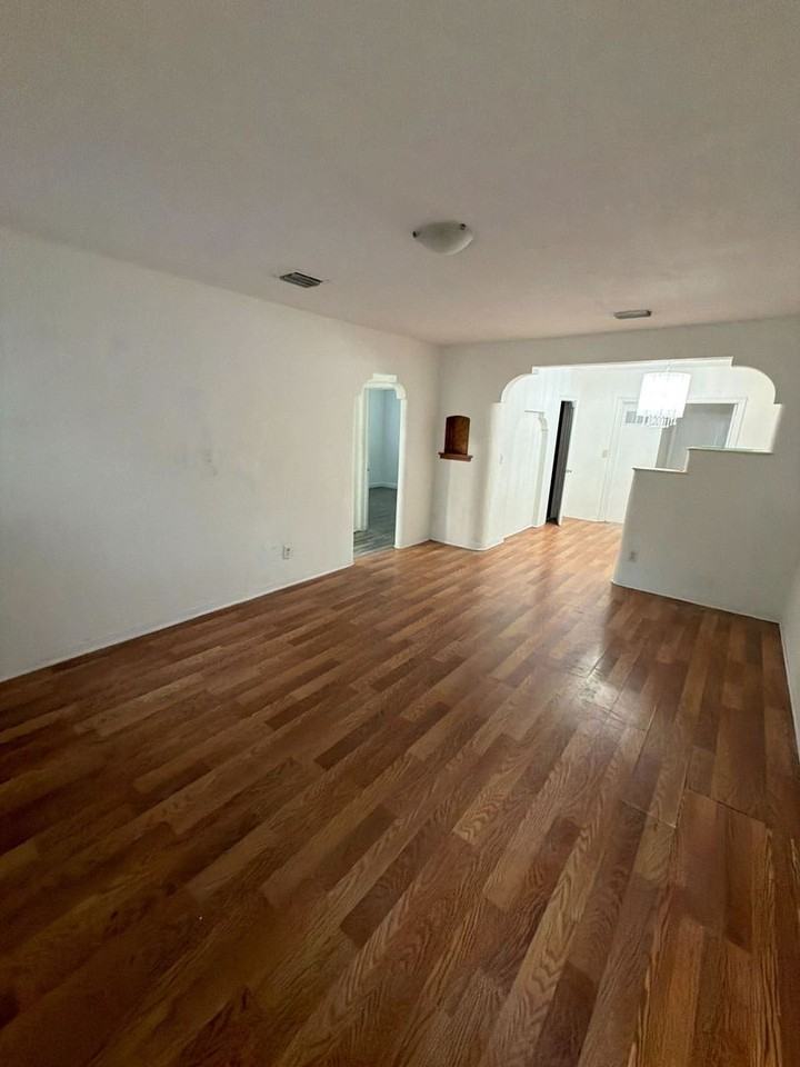 1026 Nw 50th St - Photo 3 of 19