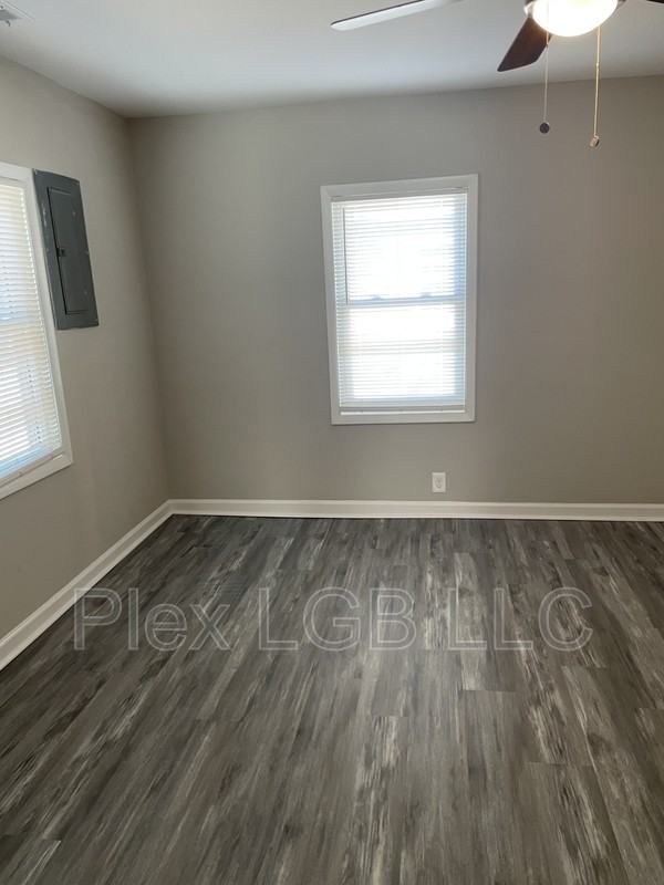 110 Oak Ln - Photo 3 of 8