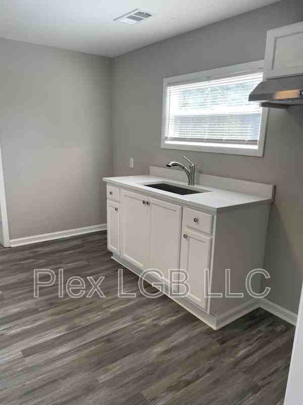 110 Oak Ln - Photo 4 of 8