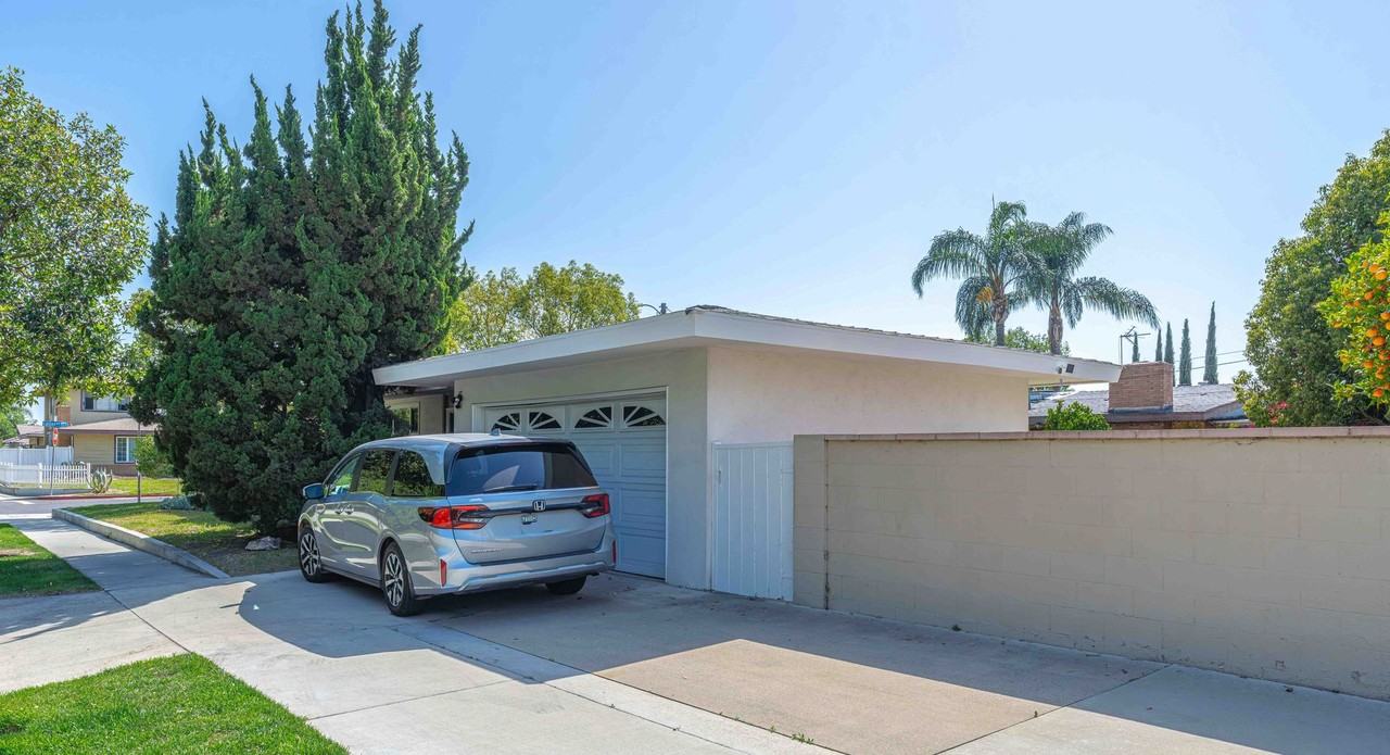 1203 W Laster Ave - Photo 3 of 28