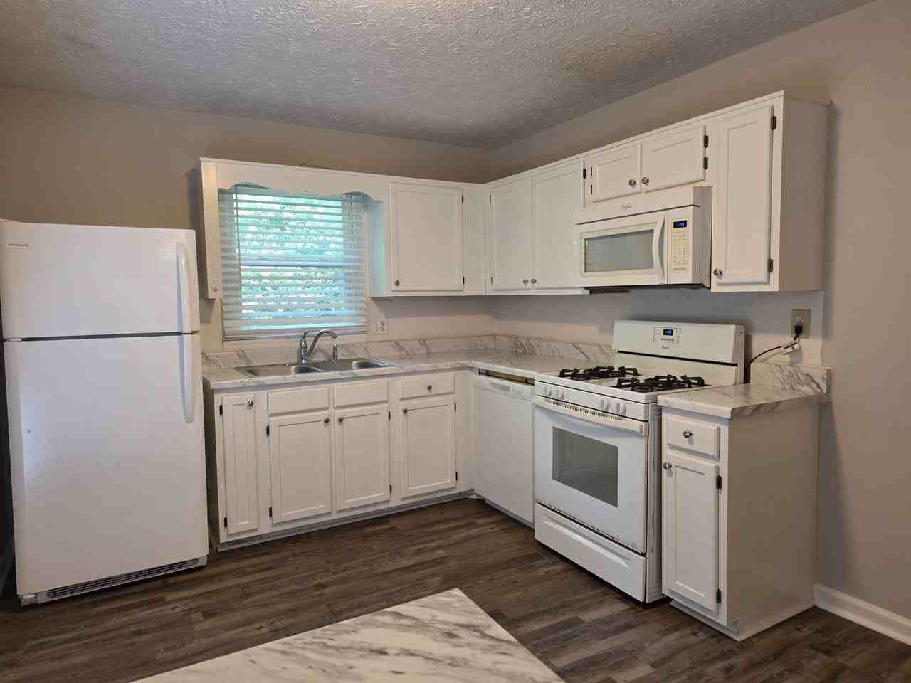 1068 Baker Ln - Photo 4 of 17