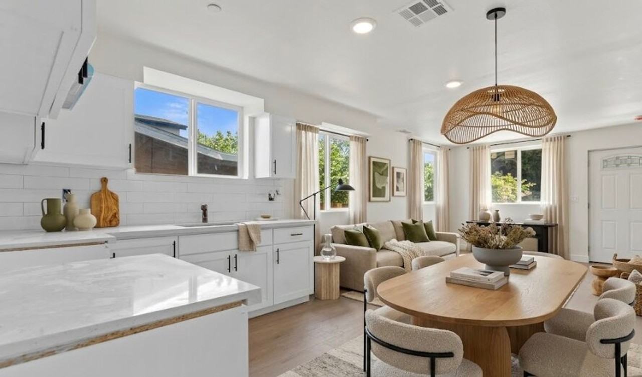 835 E 33rd - Photo 4 of 23