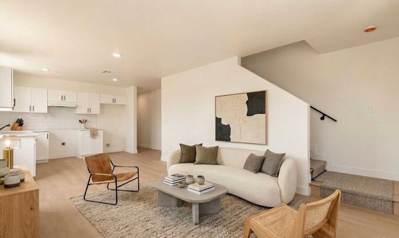 835 E 33rd - Photo 5 of 23