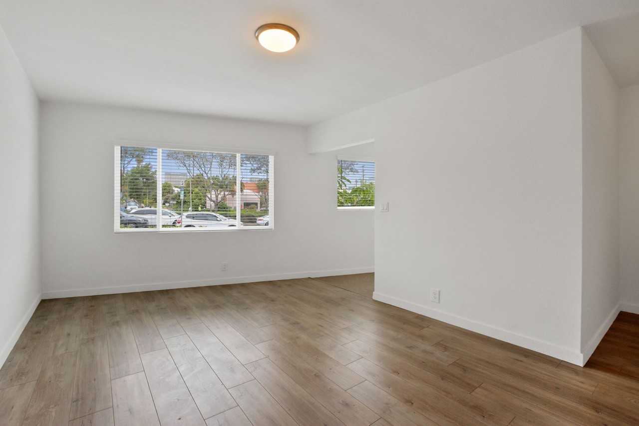 10900 Santa Monica Blvd, prime Westwood! - Photo 3 of 4