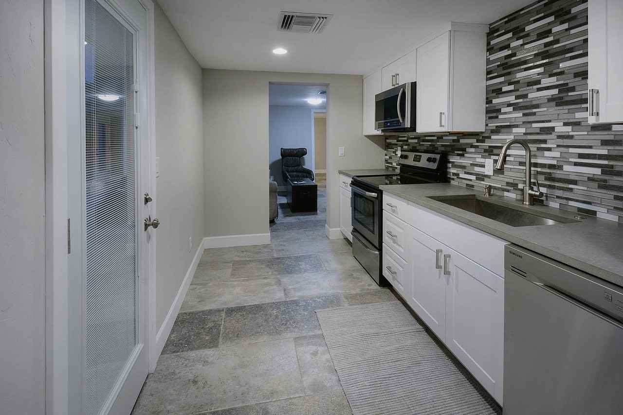 933 E Edison St #B - Photo 2 of 7