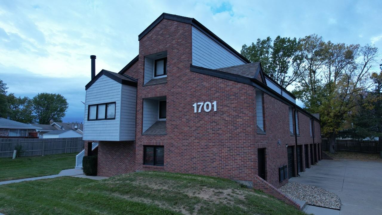 Luxury Living at 1701 Ridgehaven – Newly Renovated with Modern Comforts and Parkside Charm - Photo 2 of 9