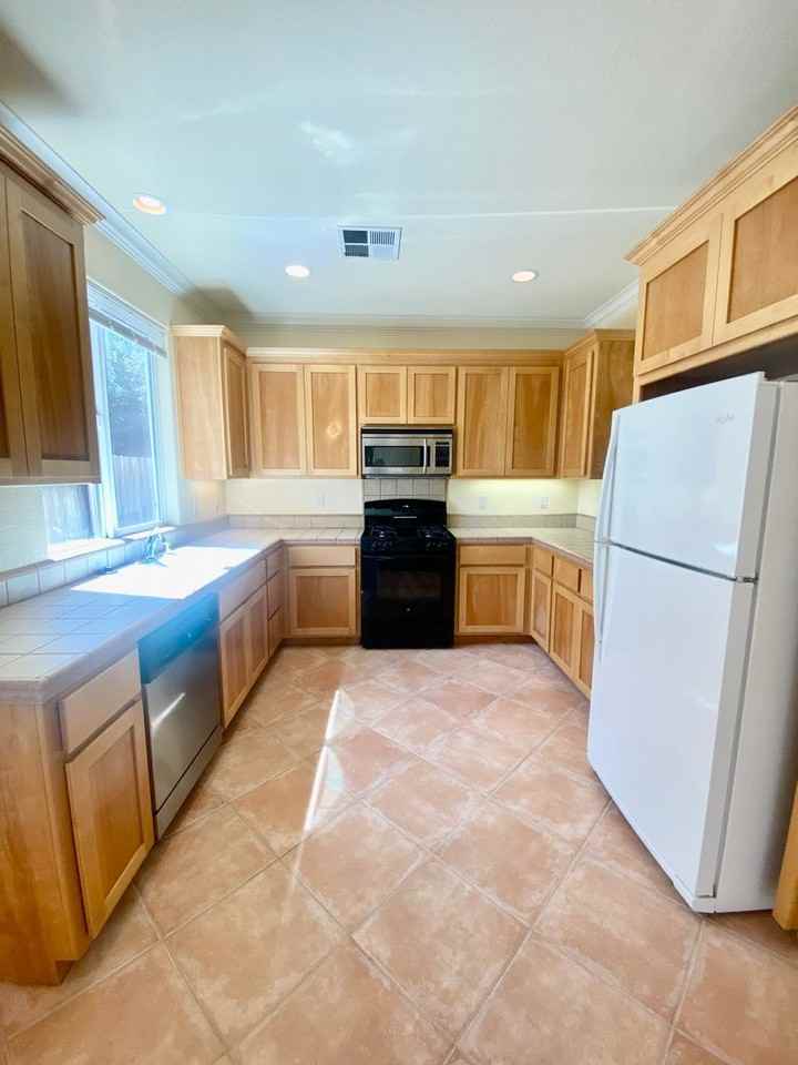 2319 Glacier Pl #B - Photo 2 of 24