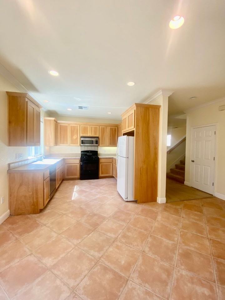 2319 Glacier Pl #B - Photo 3 of 24