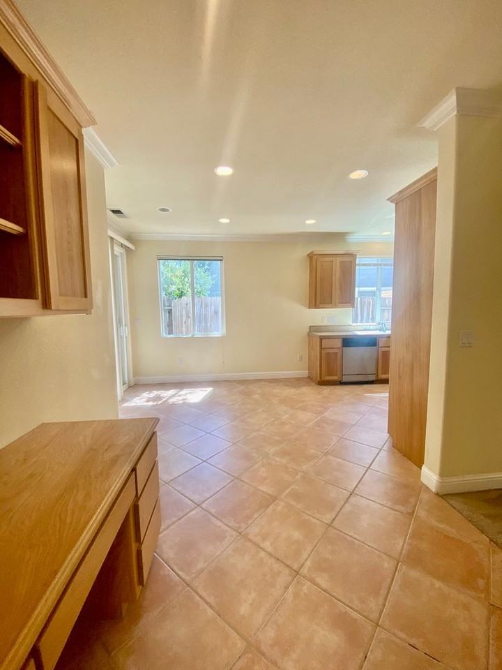 2319 Glacier Pl #B - Photo 5 of 24