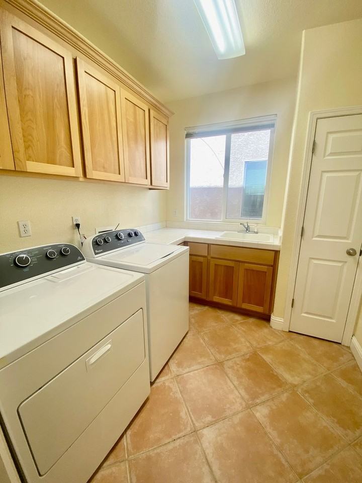 2319 Glacier Pl #B - Photo 6 of 24