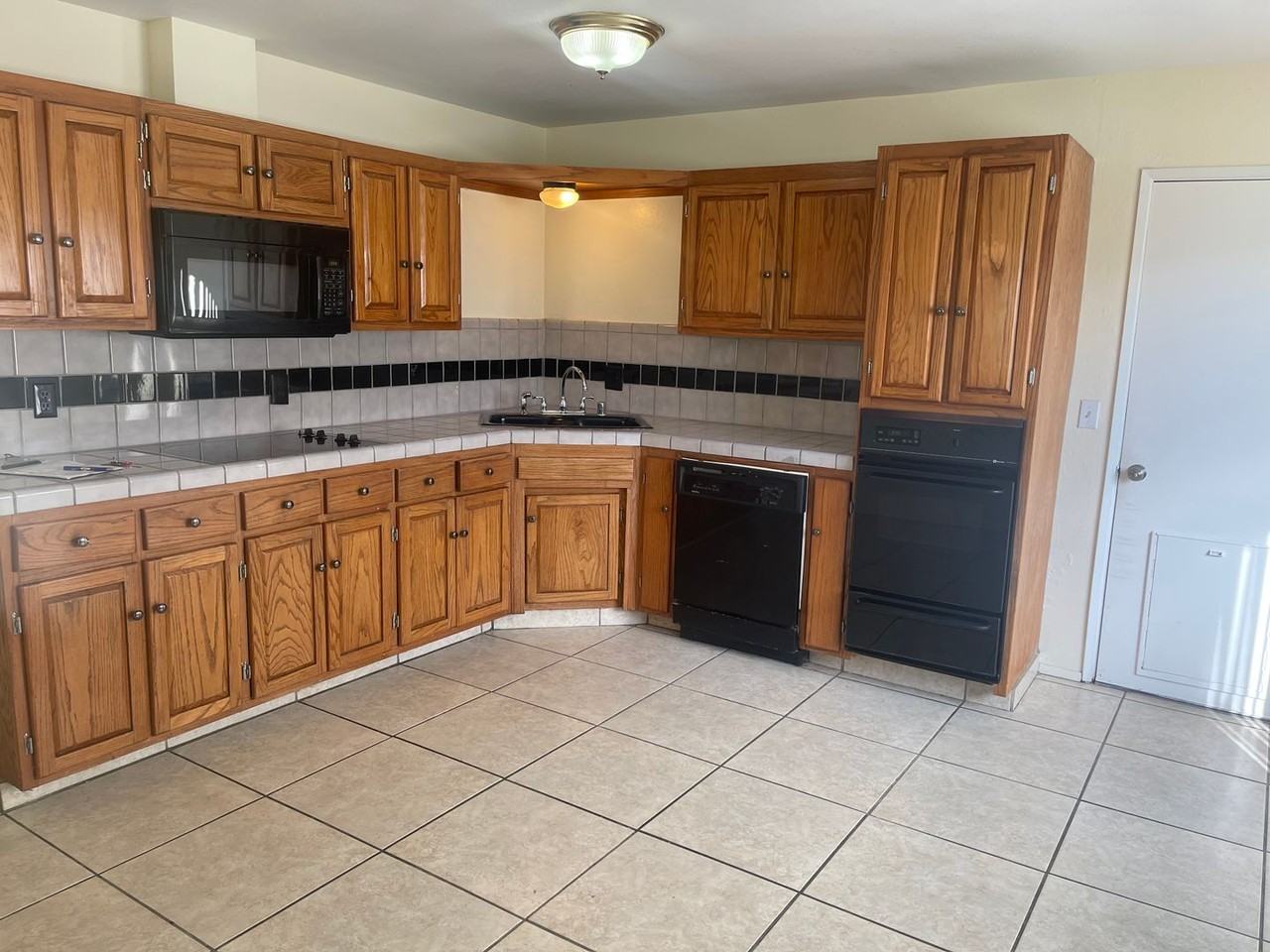 1043 Black Oak Dr - Photo 2 of 11