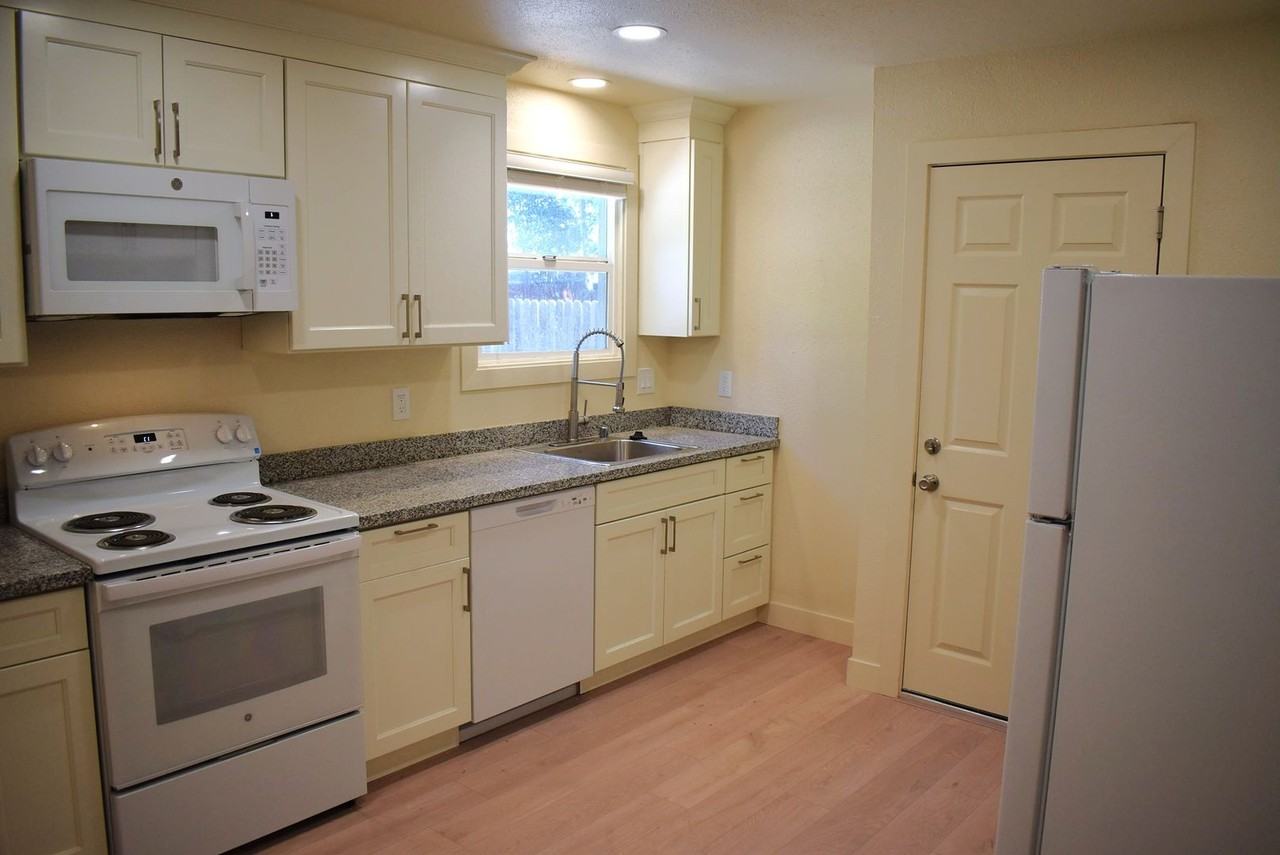 370 Almond St - Photo 3 of 11