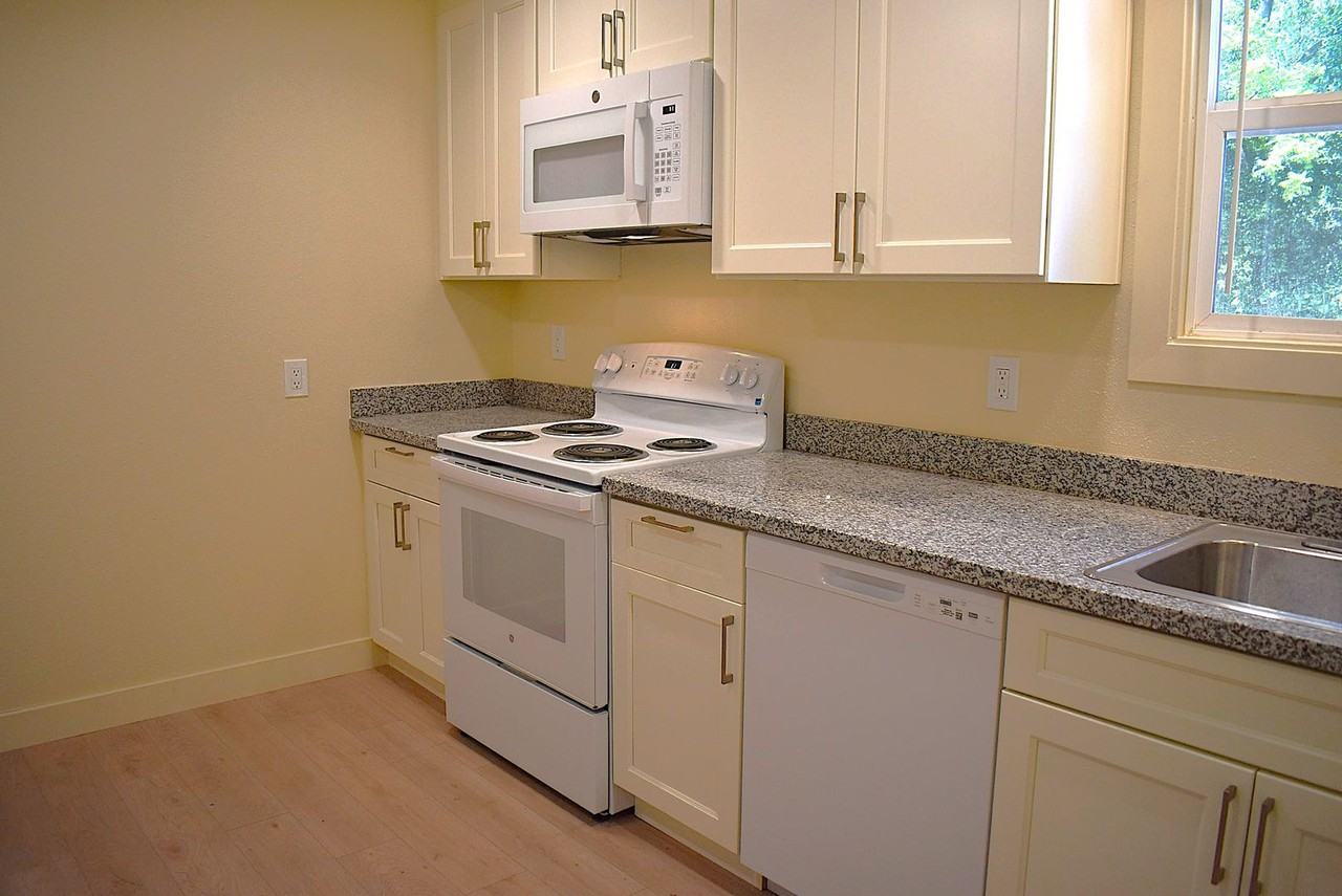 370 Almond St - Photo 5 of 11