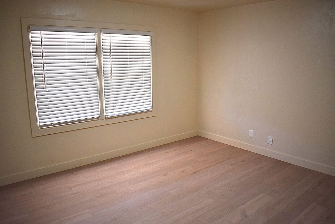 370 Almond St - Photo 7 of 11