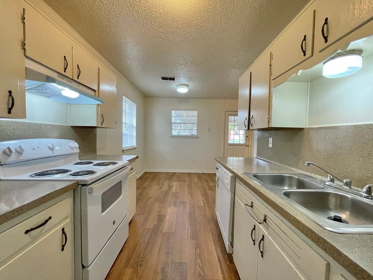 1404 Cross St - Photo 7 of 19