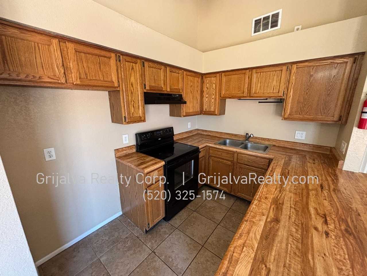 2906 W Avenida Obregon - Photo 5 of 16