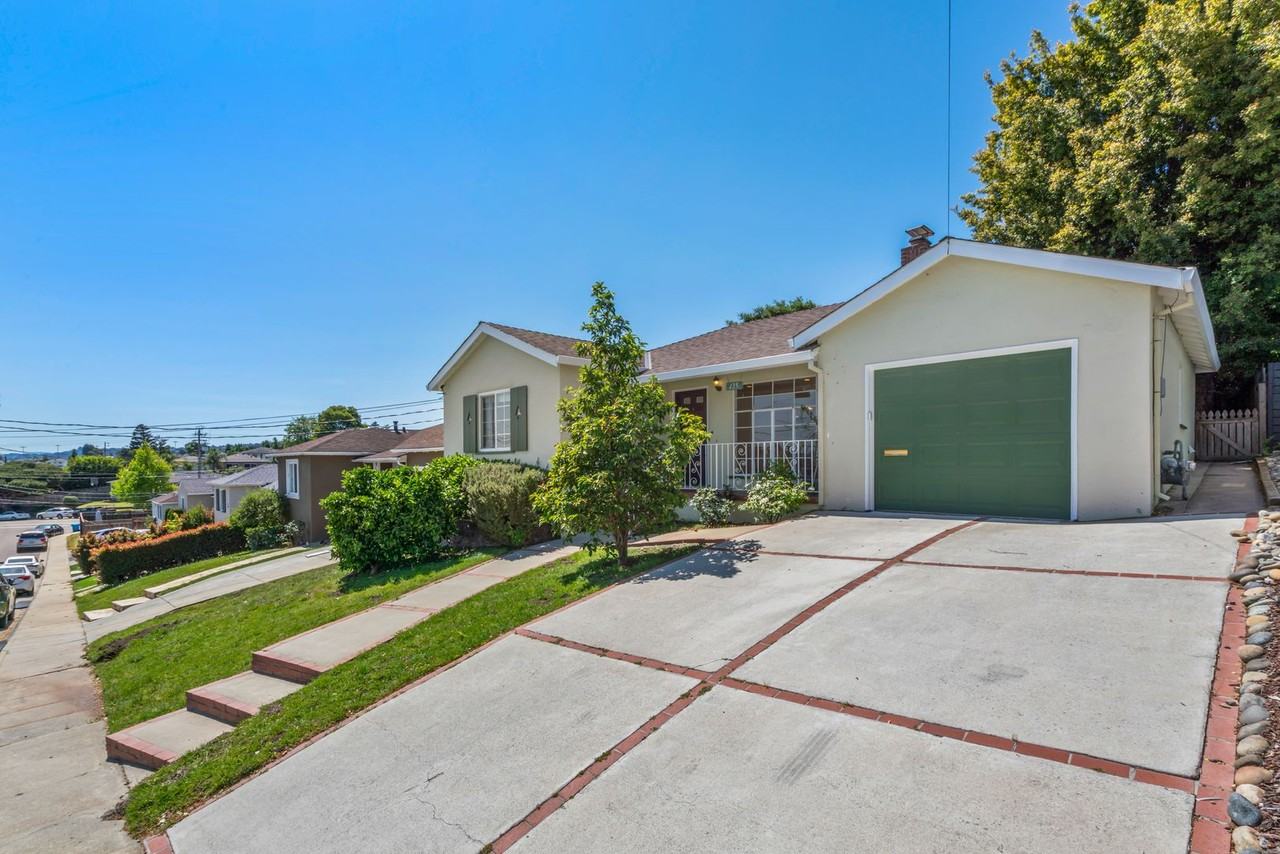 135 Anza Way - Photo 2 of 32