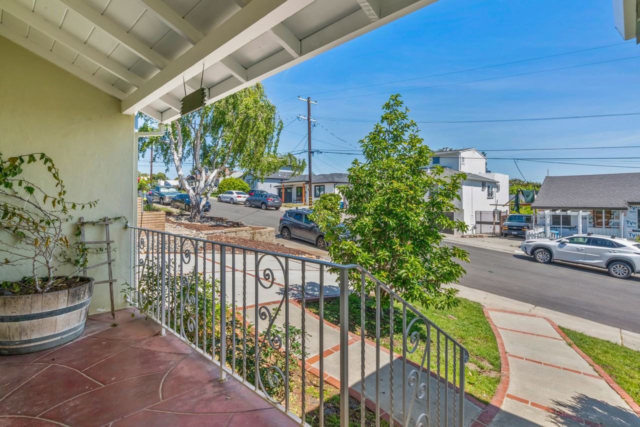 135 Anza Way - Photo 4 of 32