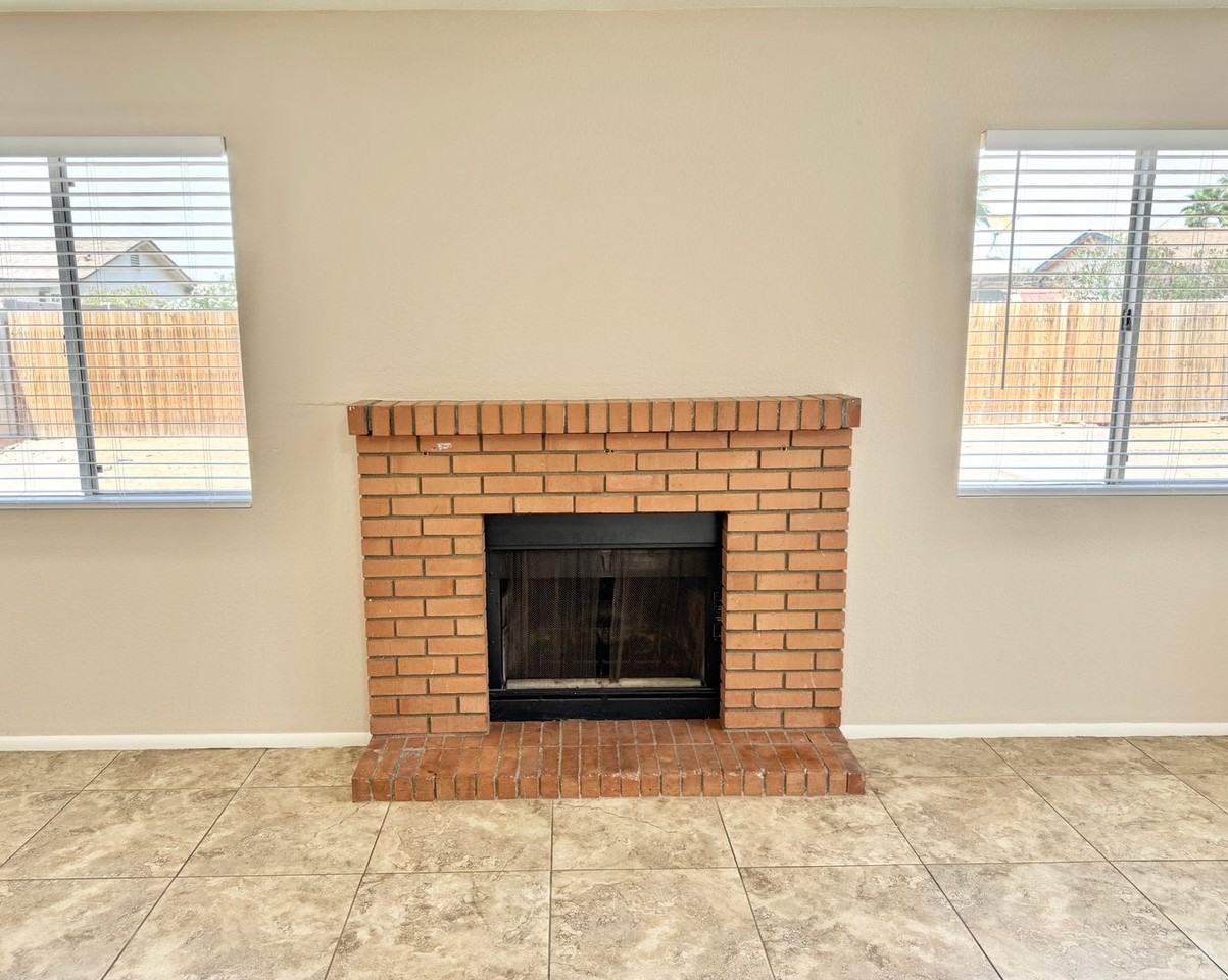 8544 W Lawrence Ln - Photo 7 of 25