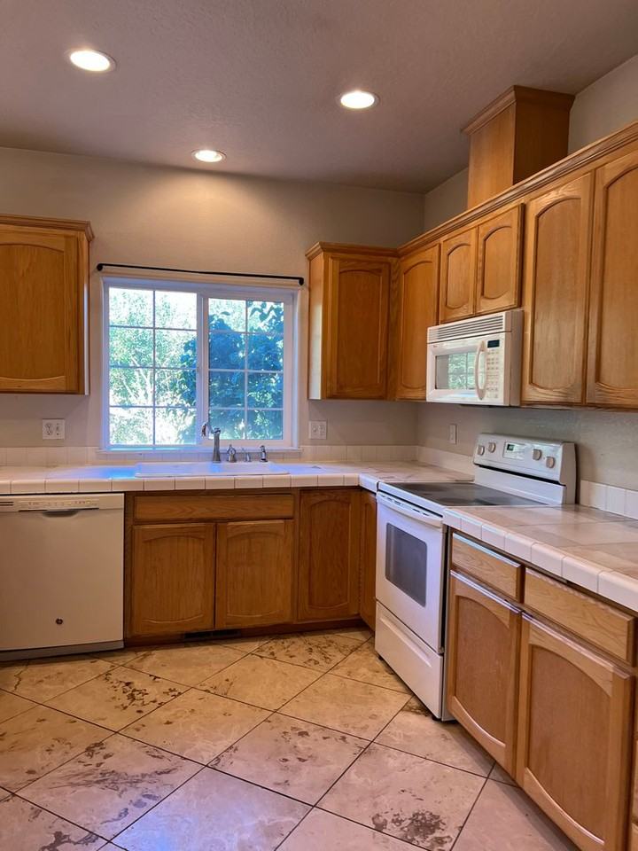 2272 33rd St - Photo 6 of 25