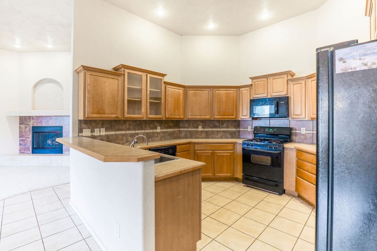 219 Ascot Parade - Photo 6 of 22