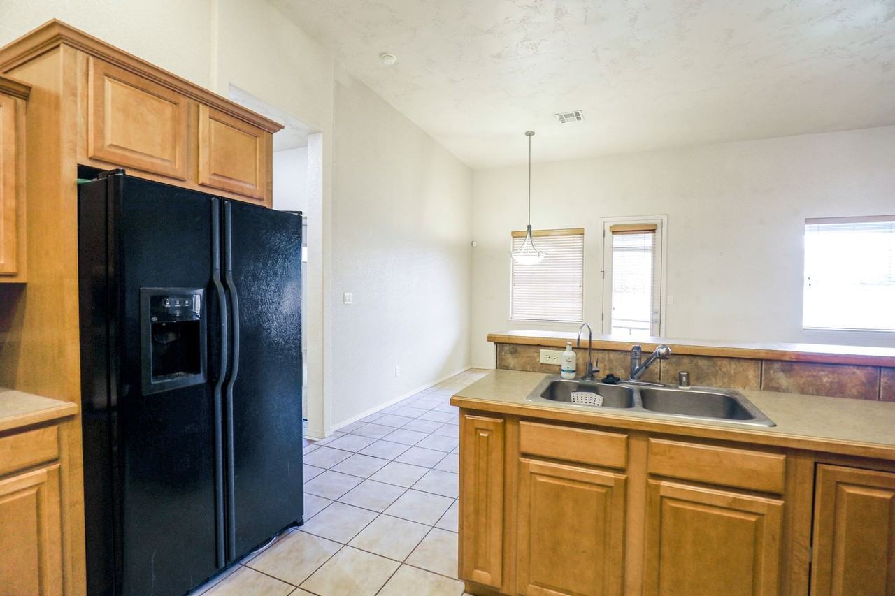 219 Ascot Parade - Photo 7 of 22