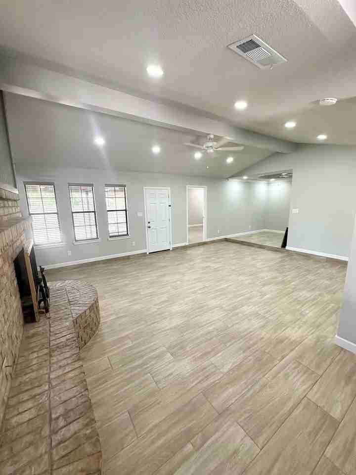 2302 Wydewood Dr - Photo 2 of 17