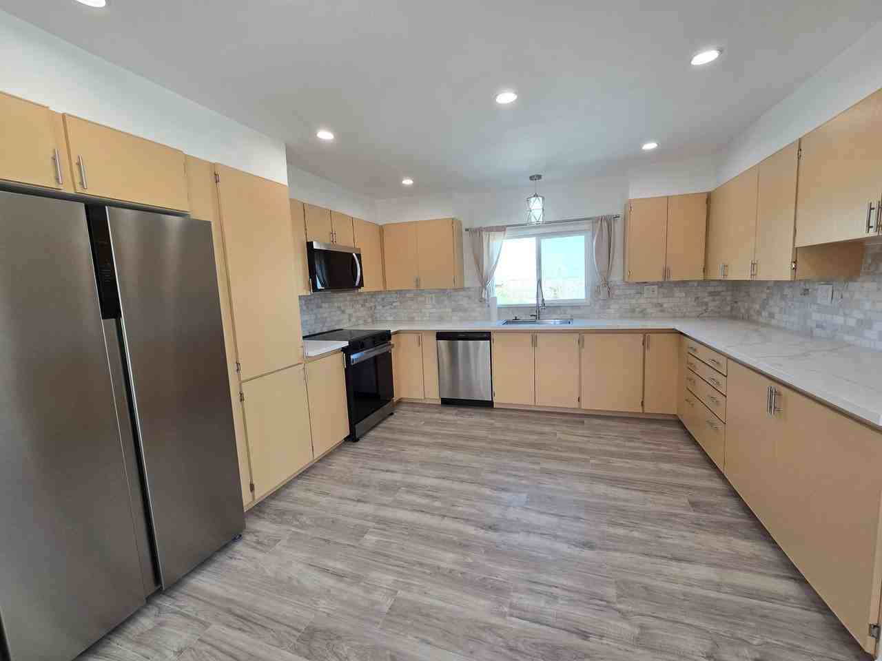 1176 Tahoe Ave - Photo 4 of 15