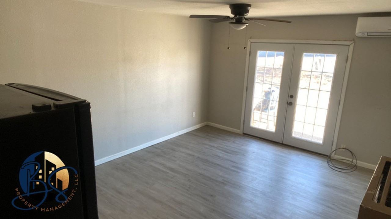 1104 W Broadway - Photo 2 of 7