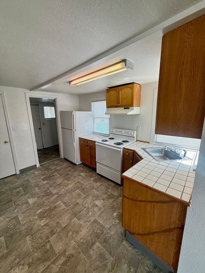 1715 Menlo Way - Photo 2 of 12