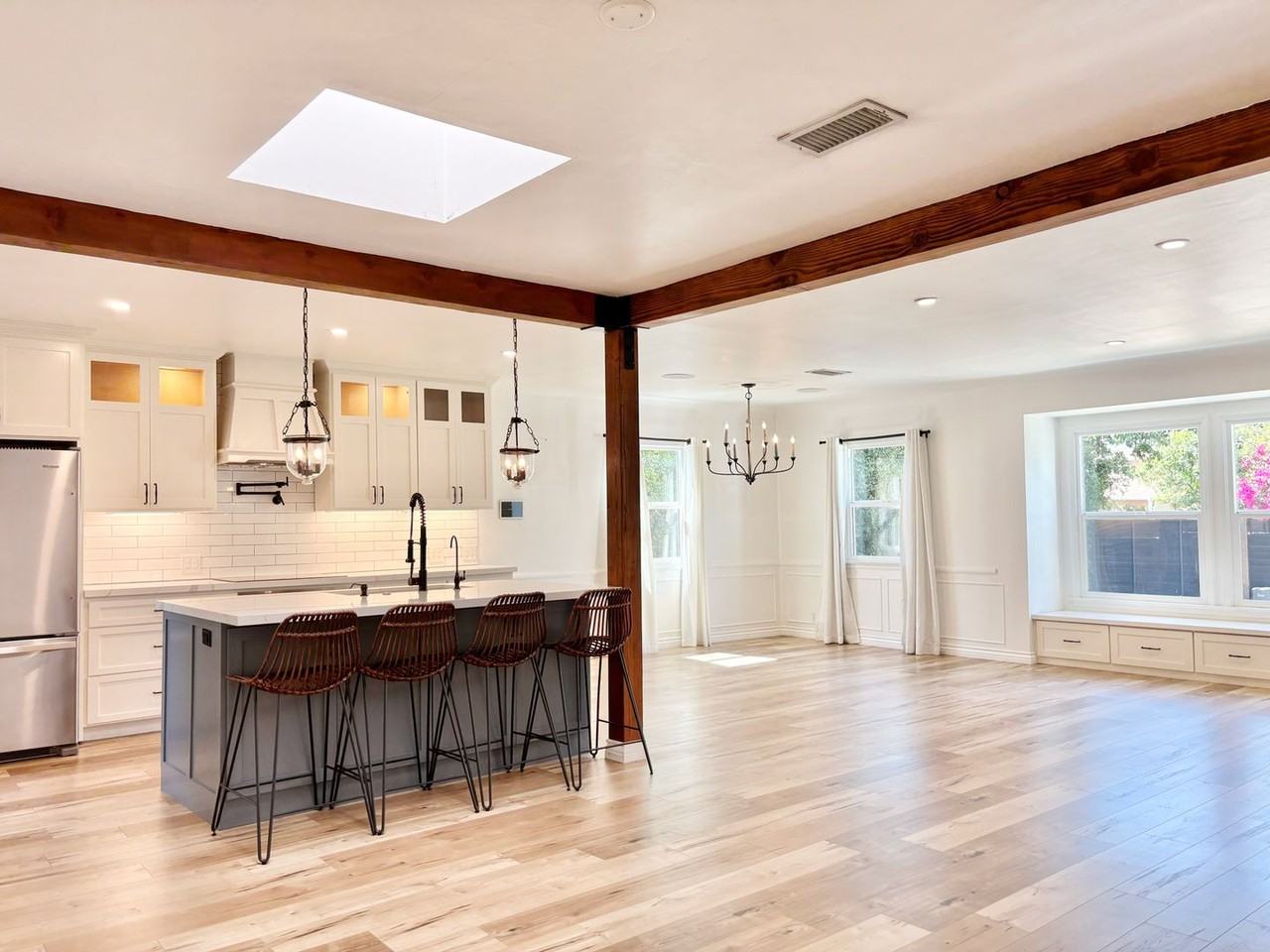 5542 Radford Ave - Photo 2 of 13