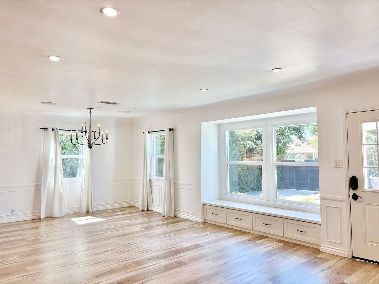 5542 Radford Ave - Photo 3 of 13