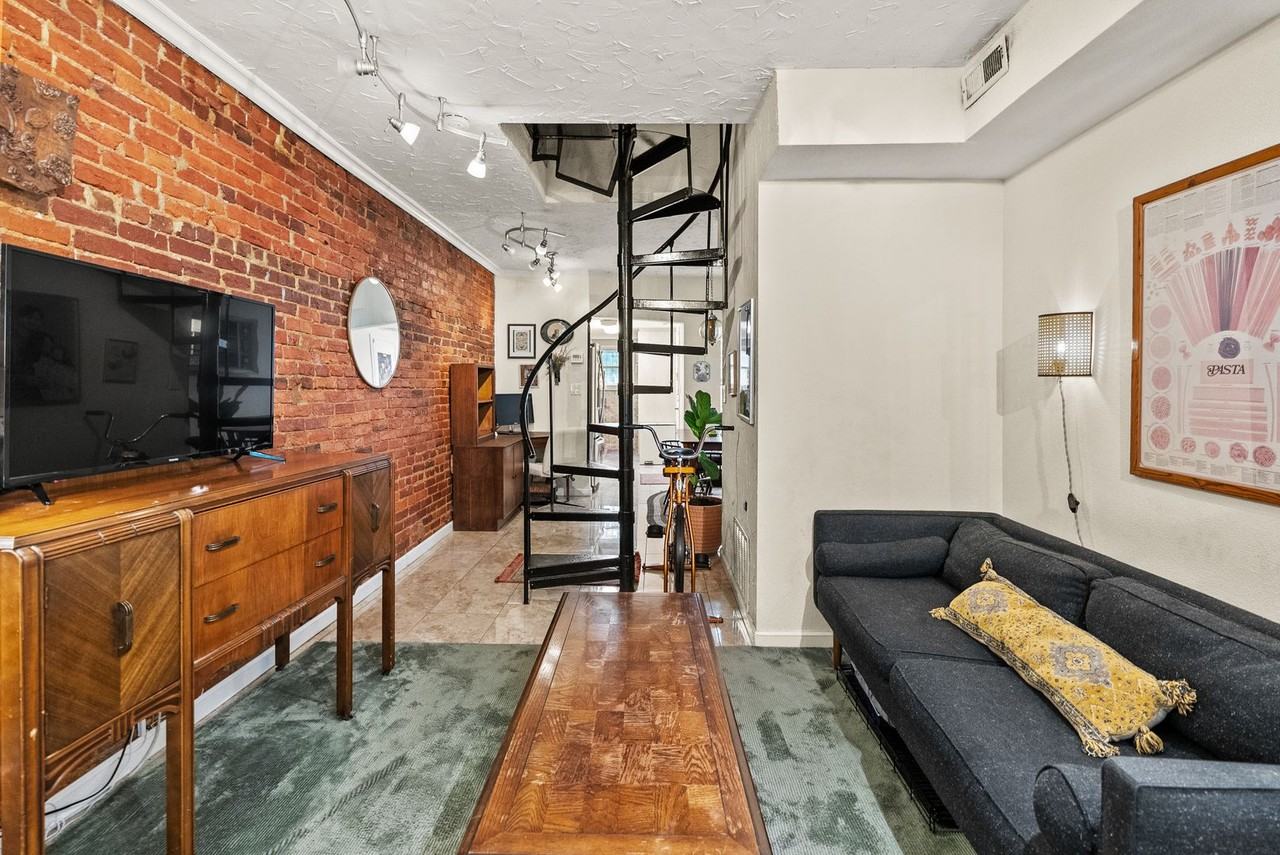 1537 Marion St Nw - Photo 3 of 30