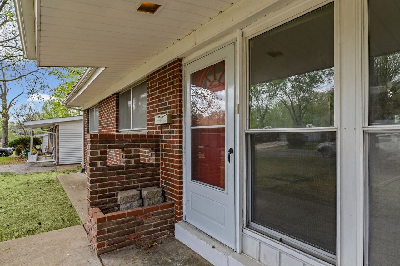 10539 Monarch Dr - Photo 2 of 32