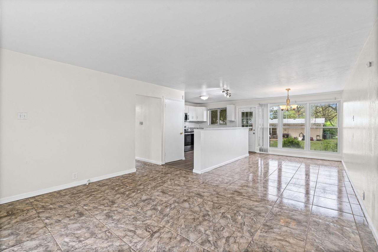 10539 Monarch Dr - Photo 3 of 32